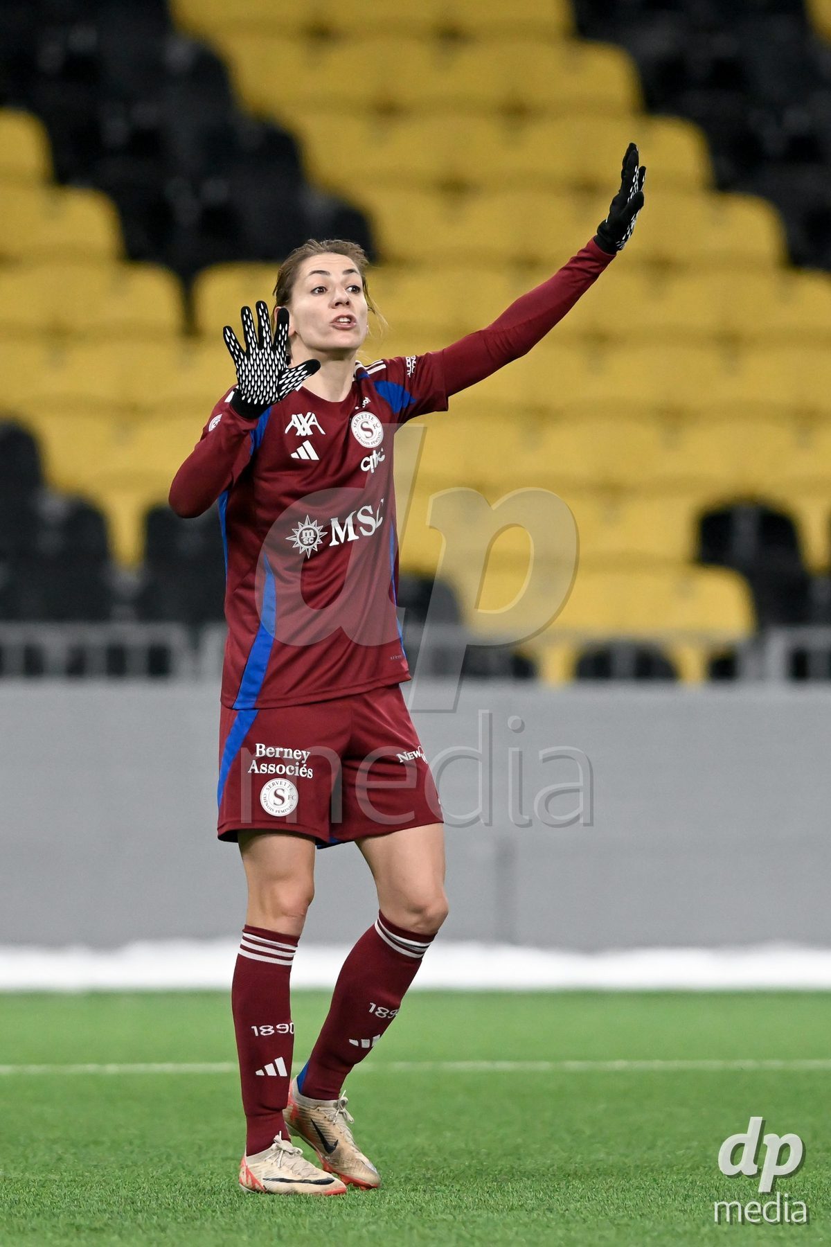 23.11.2024, Bern, Stadion Wankdorf, Women's Super League: BSC YB Frauen - Servette FC Chênois Féminin,  #18 Ana Jelencic (Servette FC Chenois Feminin) gestures