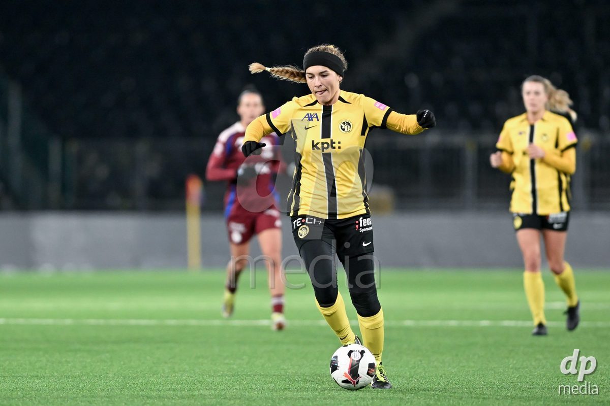23.11.2024, Bern, Stadion Wankdorf, Women's Super League: BSC YB Frauen - Servette FC Chênois Féminin,  #14 Courtney Strode (BSC YB Frauen) controls the ball