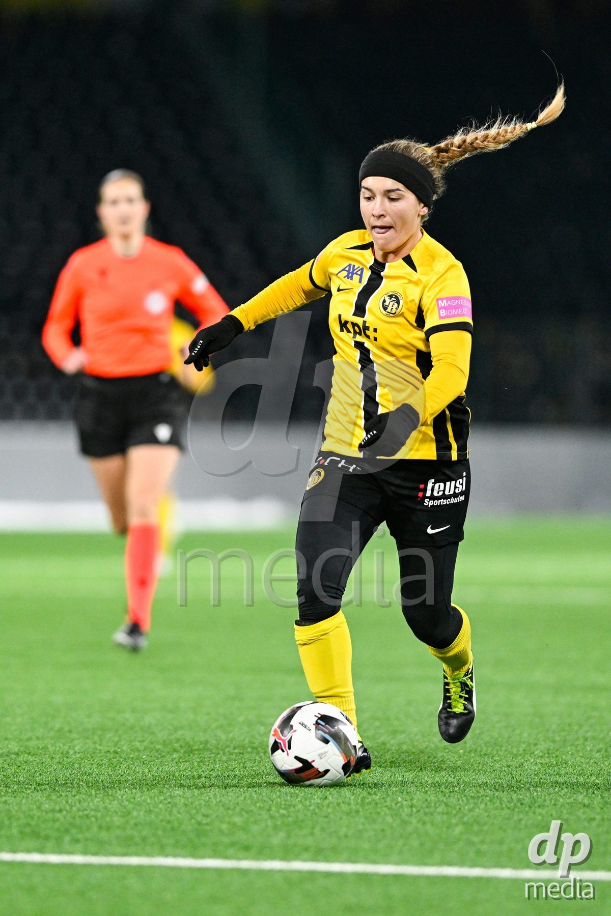 23.11.2024, Bern, Stadion Wankdorf, Women's Super League: BSC YB Frauen - Servette FC Chênois Féminin,  #14 Courtney Strode (BSC YB Frauen, right)