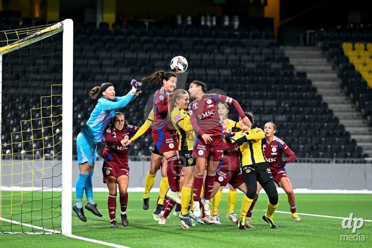 23.11.2024, Bern, Stadion Wankdorf, Women's Super League: BSC YB Frauen - Servette FC Chênois Féminin, Players jump up for a header