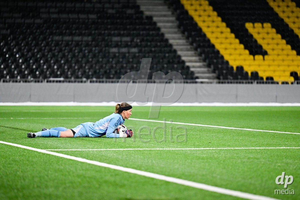 23.11.2024, Bern, Stadion Wankdorf, Women's Super League: BSC YB Frauen - Servette FC Chênois Féminin, #1 Tinja Riikka Tellervo Korpela (Servette)