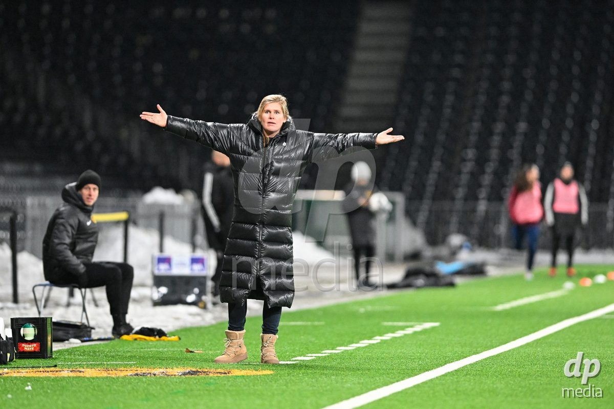 23.11.2024, Bern, Stadion Wankdorf, Women's Super League: BSC YB Frauen - Servette FC Chênois Féminin,  coach Imke Wubbenhorst (BSC YB Frauen)