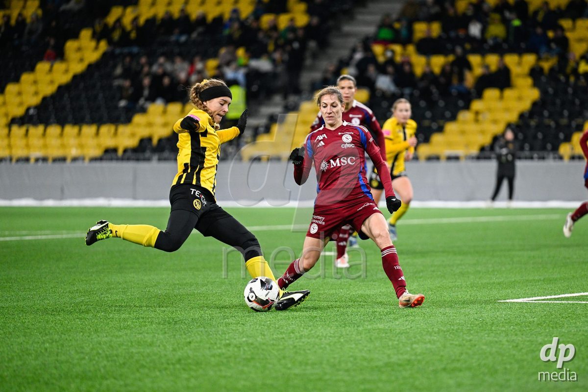 23.11.2024, Bern, Stadion Wankdorf, Women's Super League: BSC YB Frauen - Servette FC Chênois Féminin,  #14 Courtney Strode (BSC YB Frauen, left) against #18 Ana Jelencic (Servette FC Chenois Feminin, right)