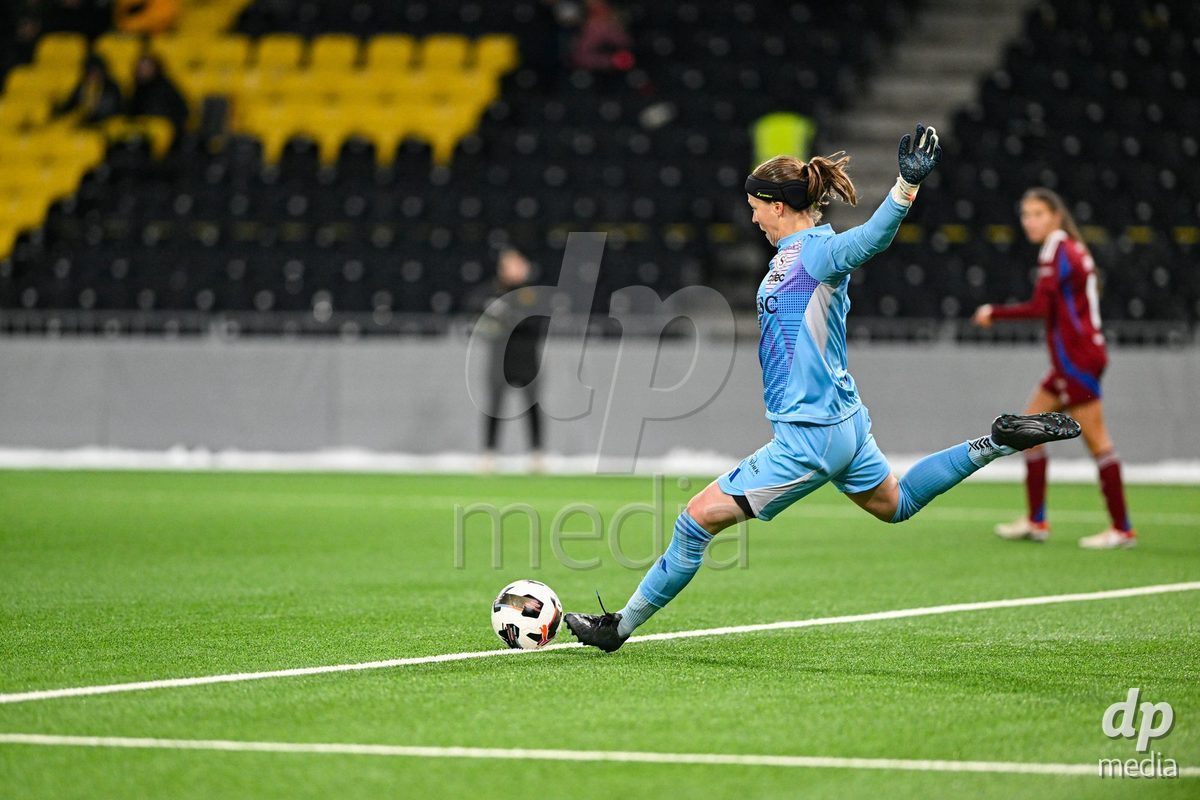 23.11.2024, Bern, Stadion Wankdorf, Women's Super League: BSC YB Frauen - Servette FC Chênois Féminin, #1 Tinja Riikka Tellervo Korpela (Servette)