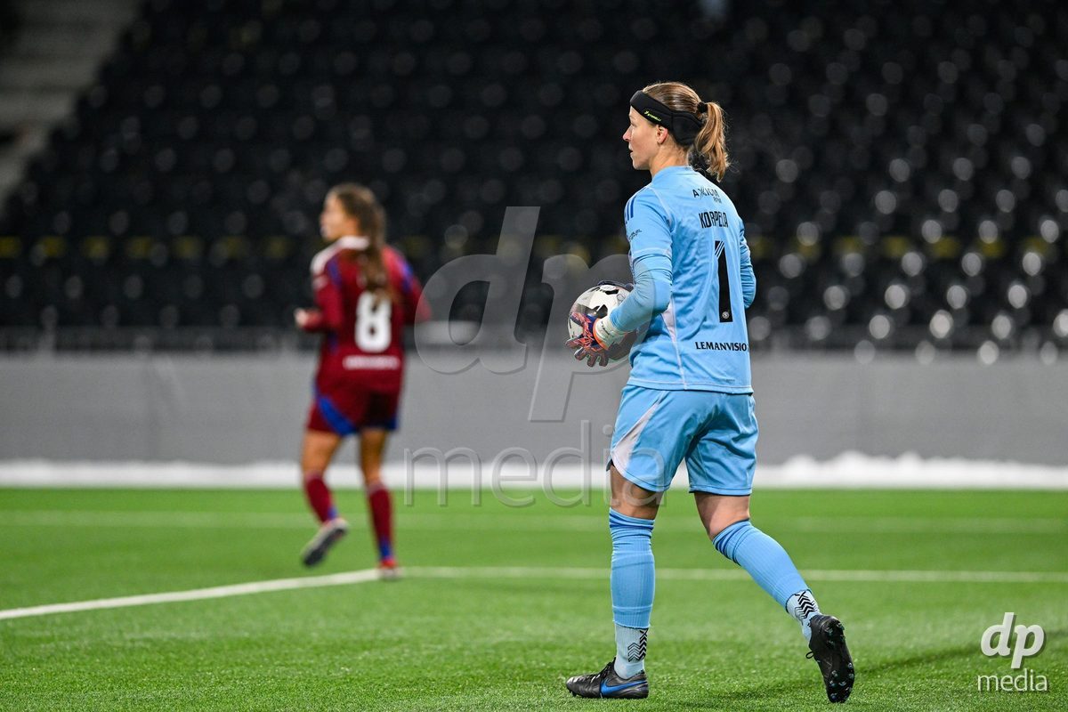 23.11.2024, Bern, Stadion Wankdorf, Women's Super League: BSC YB Frauen - Servette FC Chênois Féminin, #1 Tinja Riikka Tellervo Korpela (Servette)