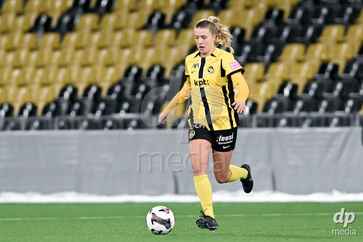 23.11.2024, Bern, Stadion Wankdorf, Women's Super League: BSC YB Frauen - Servette FC Chênois Féminin,  #12 Athena Kuehn (BSC YB Frauen) controls the ball