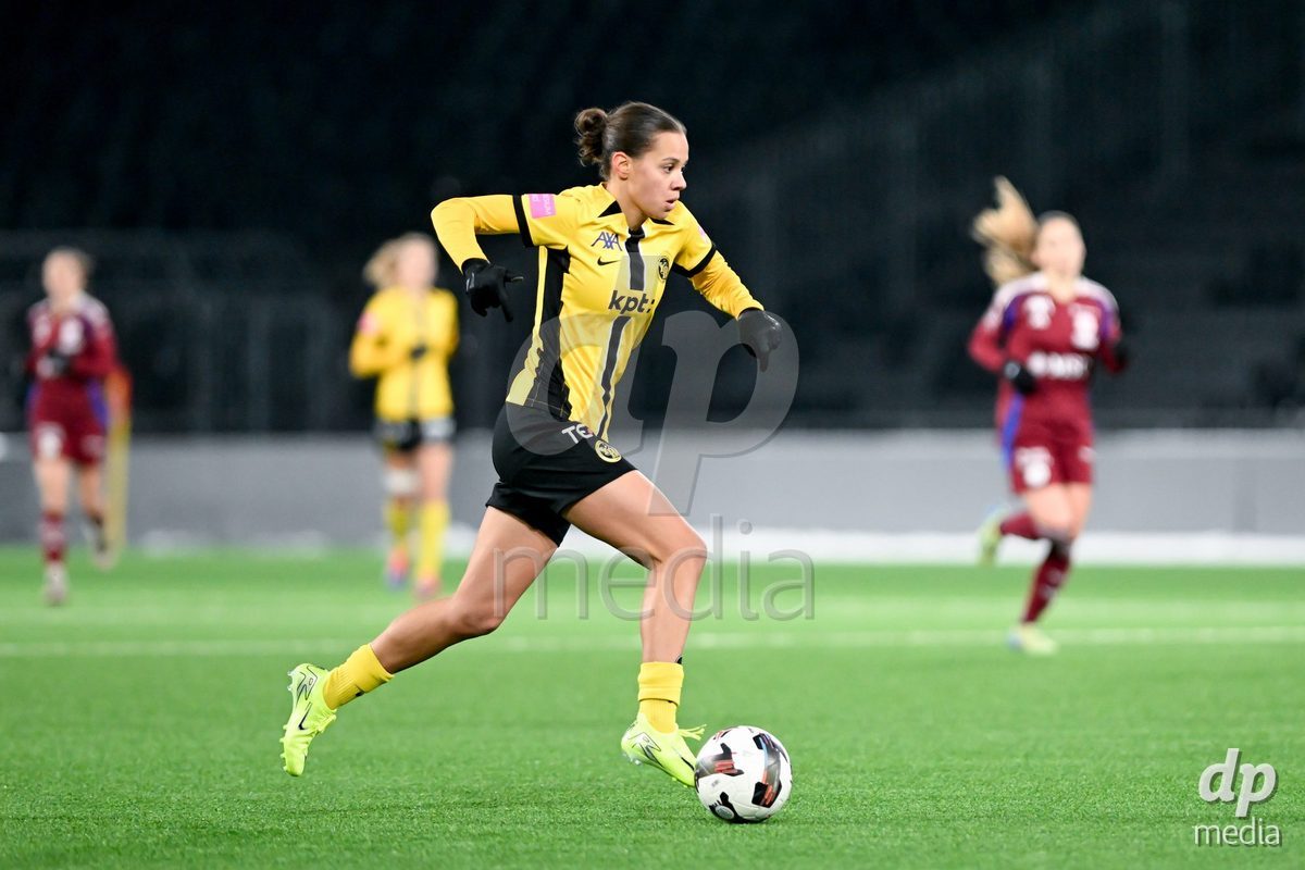 23.11.2024, Bern, Stadion Wankdorf, Women's Super League: BSC YB Frauen - Servette FC Chênois Féminin,  #10 Iman Beney (BSC YB Frauen) controls the ball