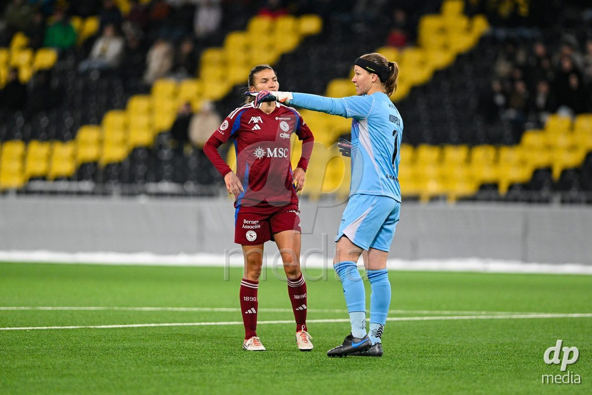 23.11.2024, Bern, Stadion Wankdorf, Women's Super League: BSC YB Frauen - Servette FC Chênois Féminin,  #8 Yeni Gimenez (Servette FC Chenois Feminin, left) and goalkeeper Tinja-Riikka Korpela (Servette FC Chenois Feminin, right)
