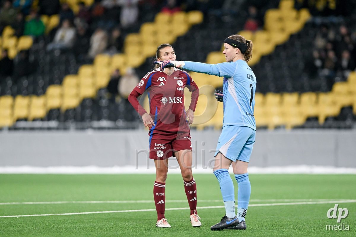 23.11.2024, Bern, Stadion Wankdorf, Women's Super League: BSC YB Frauen - Servette FC Chênois Féminin,  #8 Yeni Gimenez (Servette FC Chenois Feminin, left) and goalkeeper Tinja-Riikka Korpela (Servette FC Chenois Feminin, right)