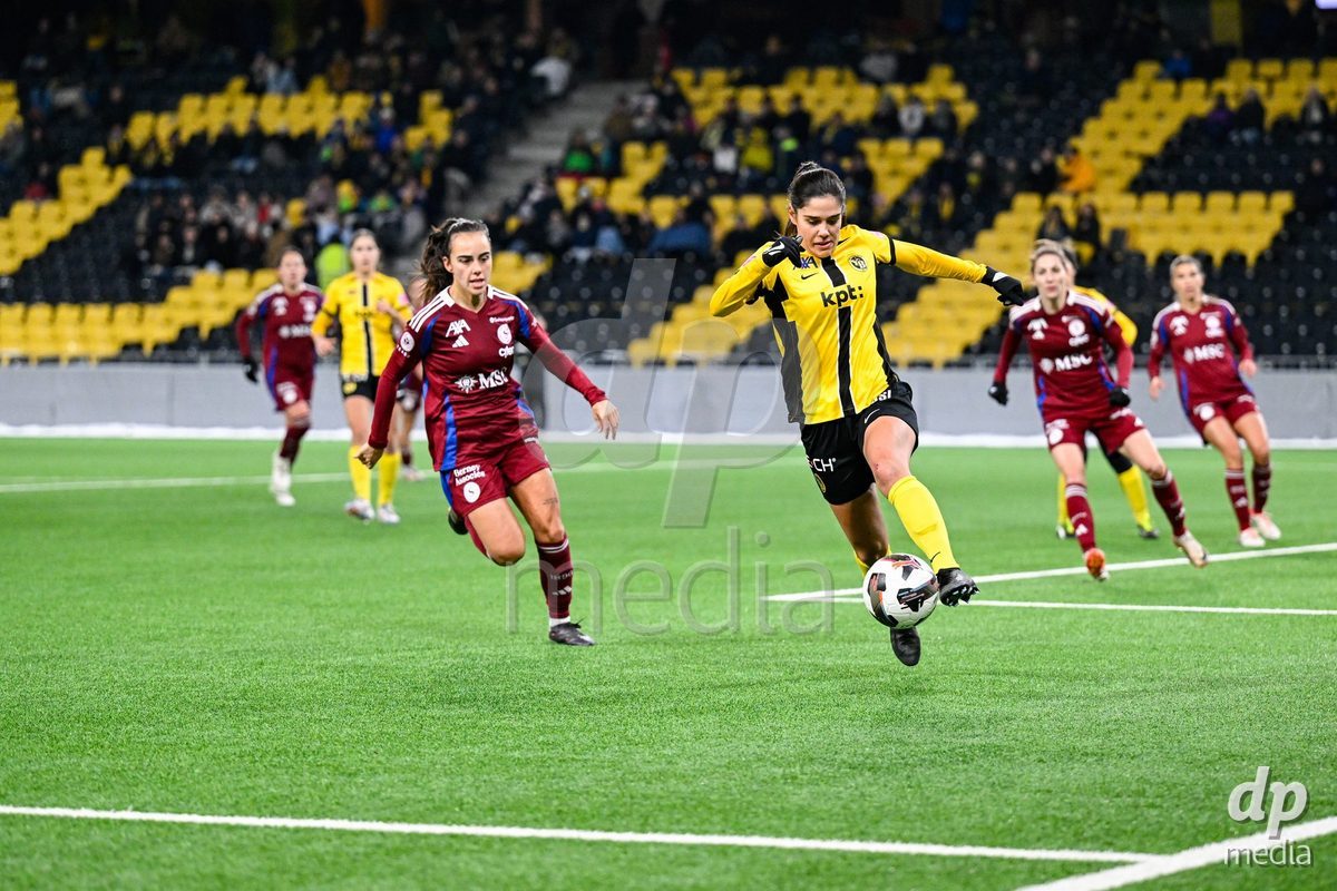 23.11.2024, Bern, Stadion Wankdorf, Women's Super League: BSC YB Frauen - Servette FC Chênois Féminin,  #26 Laura Frey (BSC YB Frauen)