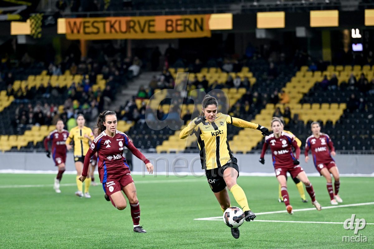 23.11.2024, Bern, Stadion Wankdorf, Women's Super League: BSC YB Frauen - Servette FC Chênois Féminin,  #26 Laura Frey (BSC YB Frauen) controls the ball