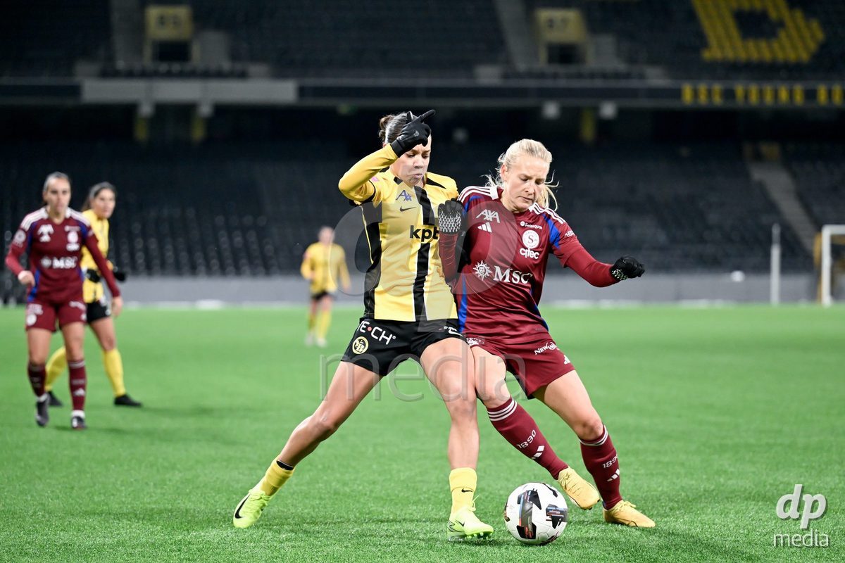 23.11.2024, Bern, Stadion Wankdorf, Women's Super League: BSC YB Frauen - Servette FC Chênois Féminin,  #9 Cassandra Korhonen (Servette FC Chenois Feminin, right) against #10 Iman Beney (BSC YB Frauen, left)