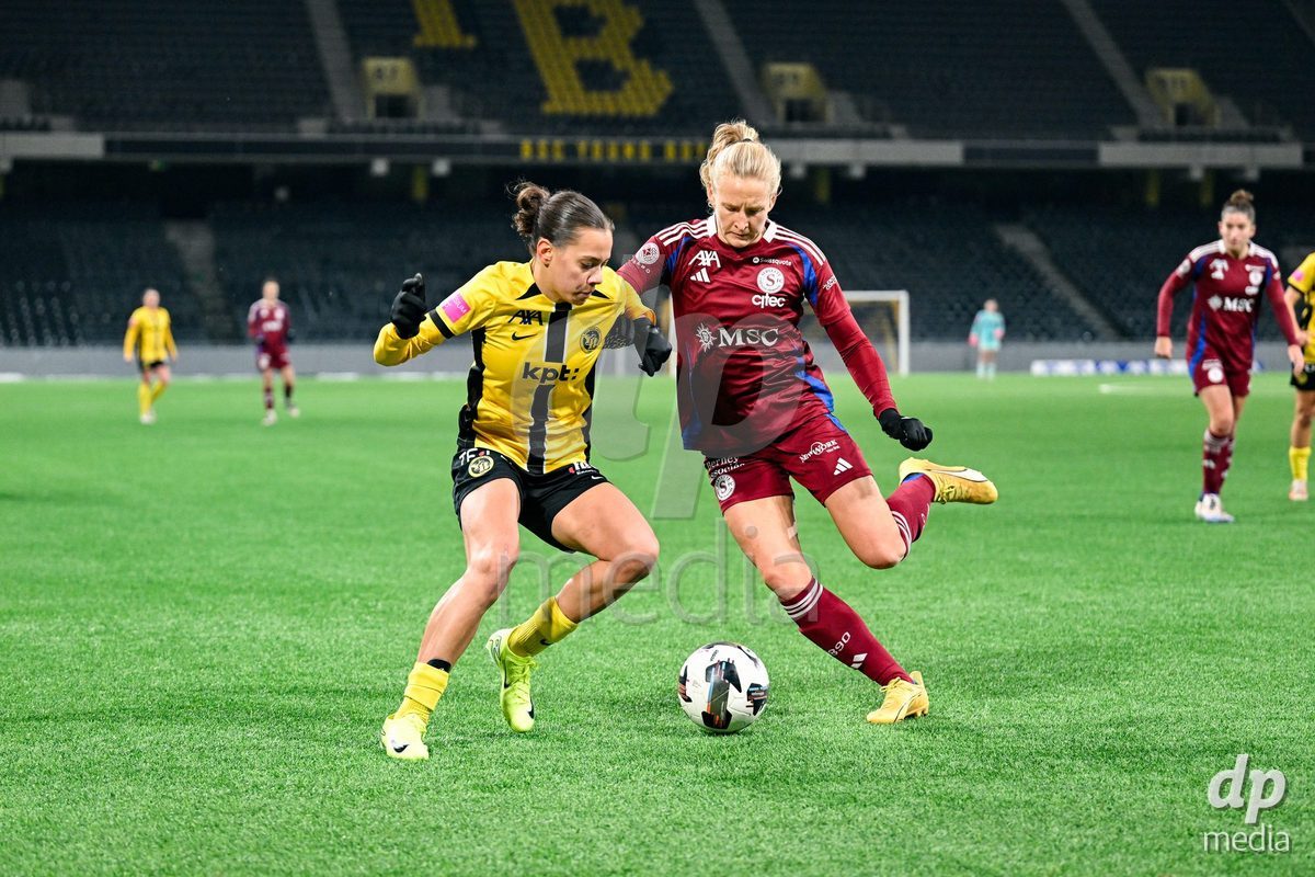 23.11.2024, Bern, Stadion Wankdorf, Women's Super League: BSC YB Frauen - Servette FC Chênois Féminin,  #9 Cassandra Korhonen (Servette FC Chenois Feminin, right) against #10 Iman Beney (BSC YB Frauen, left)