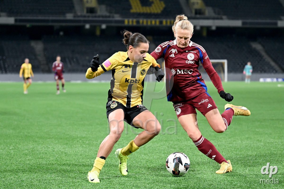 23.11.2024, Bern, Stadion Wankdorf, Women's Super League: BSC YB Frauen - Servette FC Chênois Féminin,  #9 Cassandra Korhonen (Servette FC Chenois Feminin, right) against #10 Iman Beney (BSC YB Frauen, left)