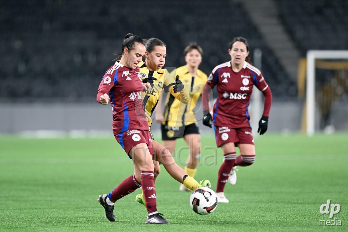 23.11.2024, Bern, Stadion Wankdorf, Women's Super League: BSC YB Frauen - Servette FC Chênois Féminin,  #24 Joana Marchao (Servette FC Chenois Feminin, left) against #10 Iman Beney (BSC YB Frauen, right)
