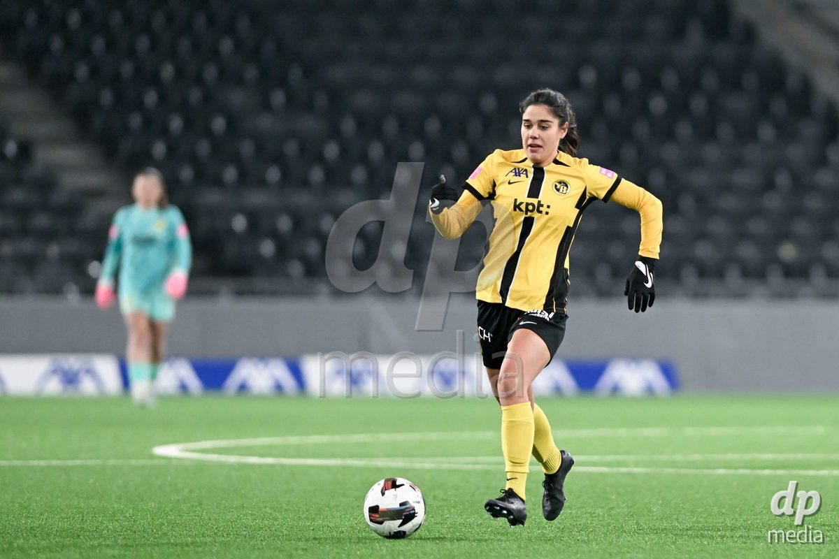 23.11.2024, Bern, Stadion Wankdorf, Women's Super League: BSC YB Frauen - Servette FC Chênois Féminin,  #26 Laura Frey (BSC YB Frauen) controls the ball