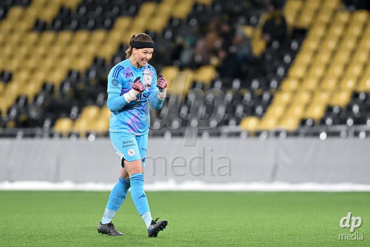 23.11.2024, Bern, Stadion Wankdorf, Women's Super League: BSC YB Frauen - Servette FC Chênois Féminin,  goalkeeper Tinja-Riikka Korpela (Servette FC Chenois Feminin) celebrates