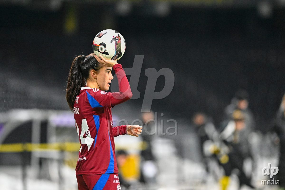 23.11.2024, Bern, Stadion Wankdorf, Women's Super League: BSC YB Frauen - Servette FC Chênois Féminin, #24 Joana Marchao (Servette)