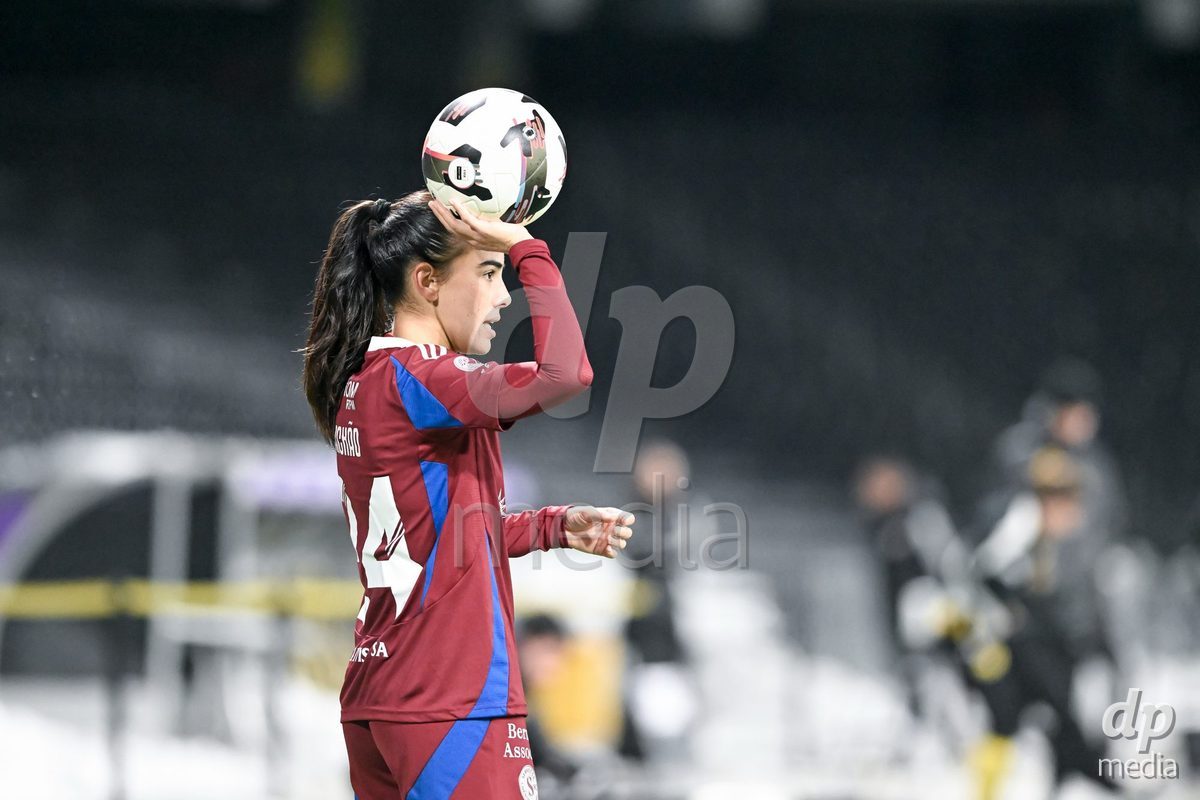23.11.2024, Bern, Stadion Wankdorf, Women's Super League: BSC YB Frauen - Servette FC Chênois Féminin,  #24 Joana Marchao (Servette FC Chenois Feminin) throw in