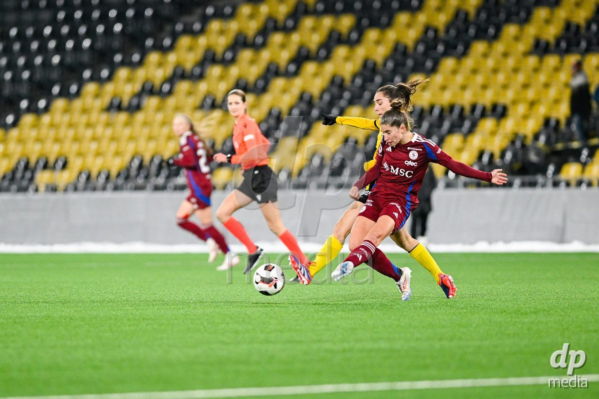 23.11.2024, Bern, Stadion Wankdorf, Women's Super League: BSC YB Frauen - Servette FC Chênois Féminin,  #19 Audrey Remy (BSC YB Frauen, back) against #2 Laura Tufo (Servette, front)