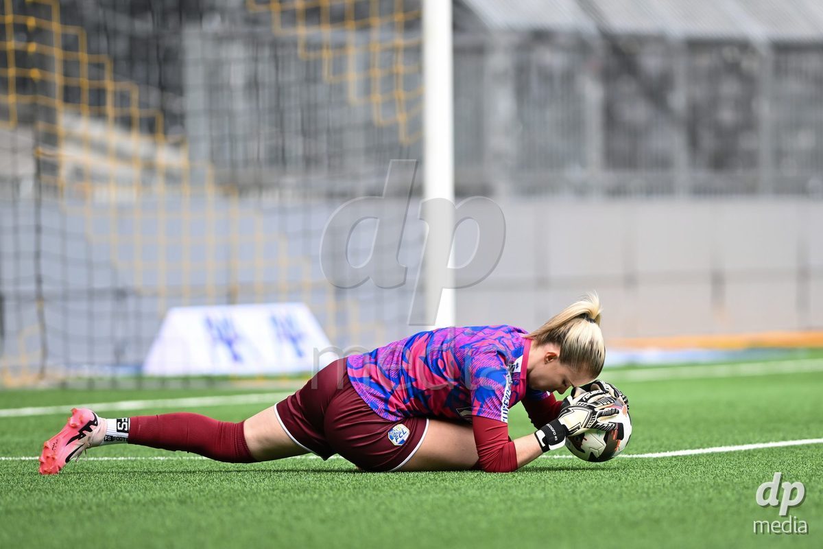 29/09/2024, Bern, Stadion Wankdorf, Women's Super League: BSC YB Frauen - FC Luzern,  goalkeeper Laura Schneider (FC Luzern) during warm up prior to the match