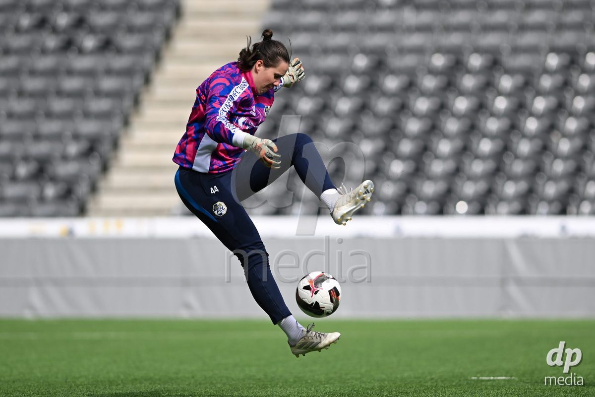 29/09/2024, Bern, Stadion Wankdorf, Women's Super League: BSC YB Frauen - FC Luzern,  goalkeeper Nadja Furrer (FC Luzern) during warm up prior to the match