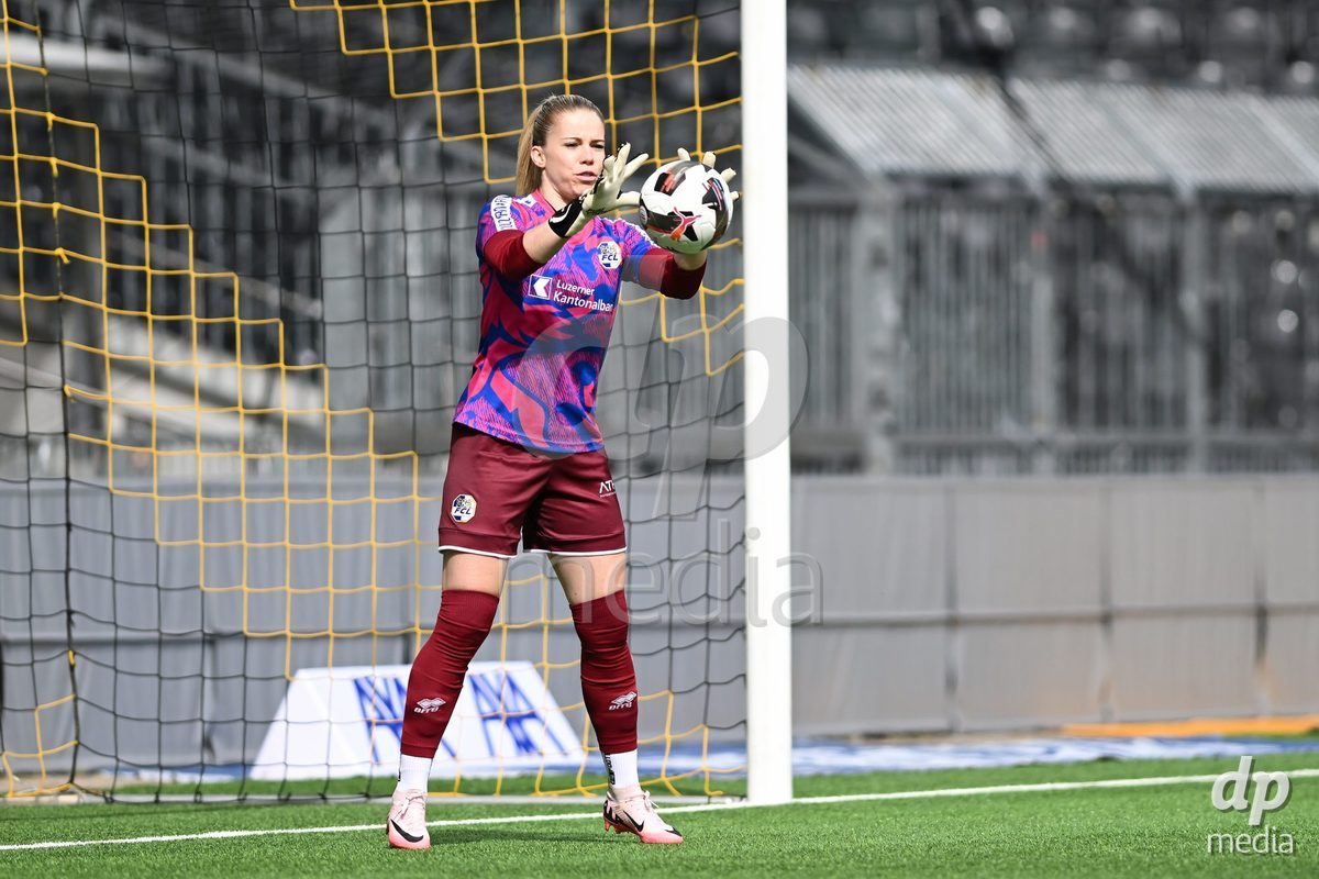 29/09/2024, Bern, Stadion Wankdorf, Women's Super League: BSC YB Frauen - FC Luzern,  goalkeeper Laura Schneider (FC Luzern) during warm up prior to the match