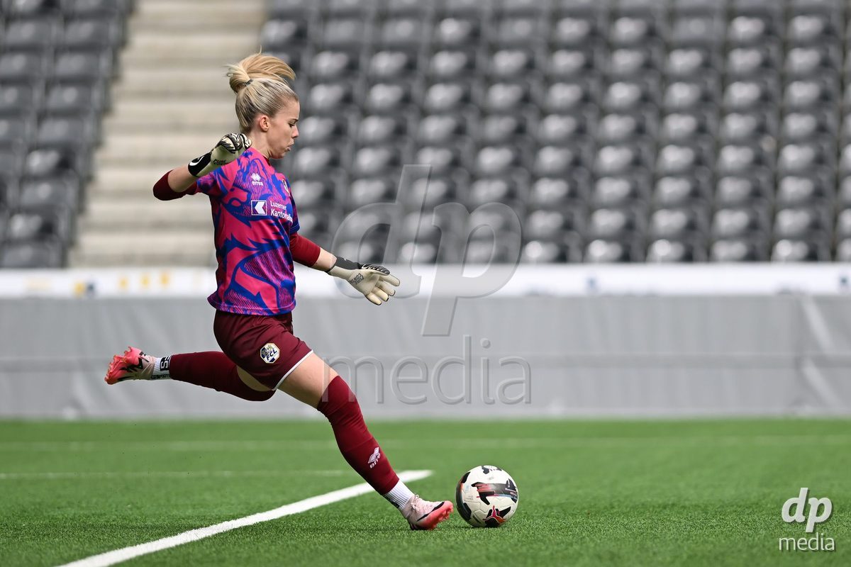 29/09/2024, Bern, Stadion Wankdorf, Women's Super League: BSC YB Frauen - FC Luzern,  goalkeeper Laura Schneider (FC Luzern) during warm up prior to the match