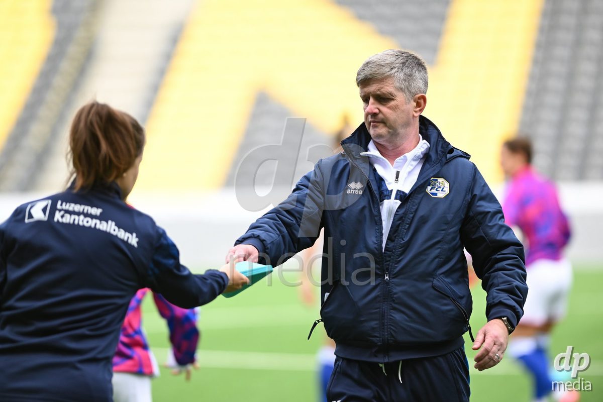 29/09/2024, Bern, Stadion Wankdorf, Women's Super League: BSC YB Frauen - FC Luzern,  coach David Edmondson (FC Luzern)