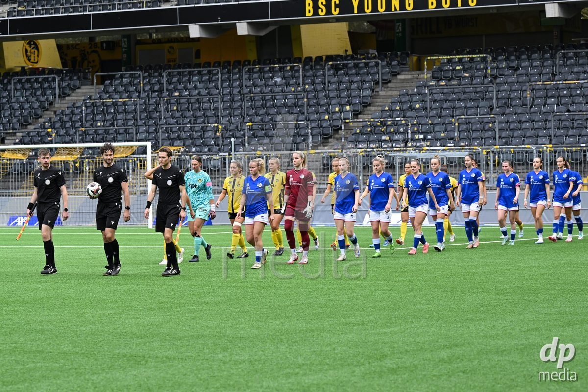 29/09/2024, Bern, Stadion Wankdorf, Women's Super League: BSC YB Frauen - FC Luzern, Players of Young Boys and FC Luzern enter the field