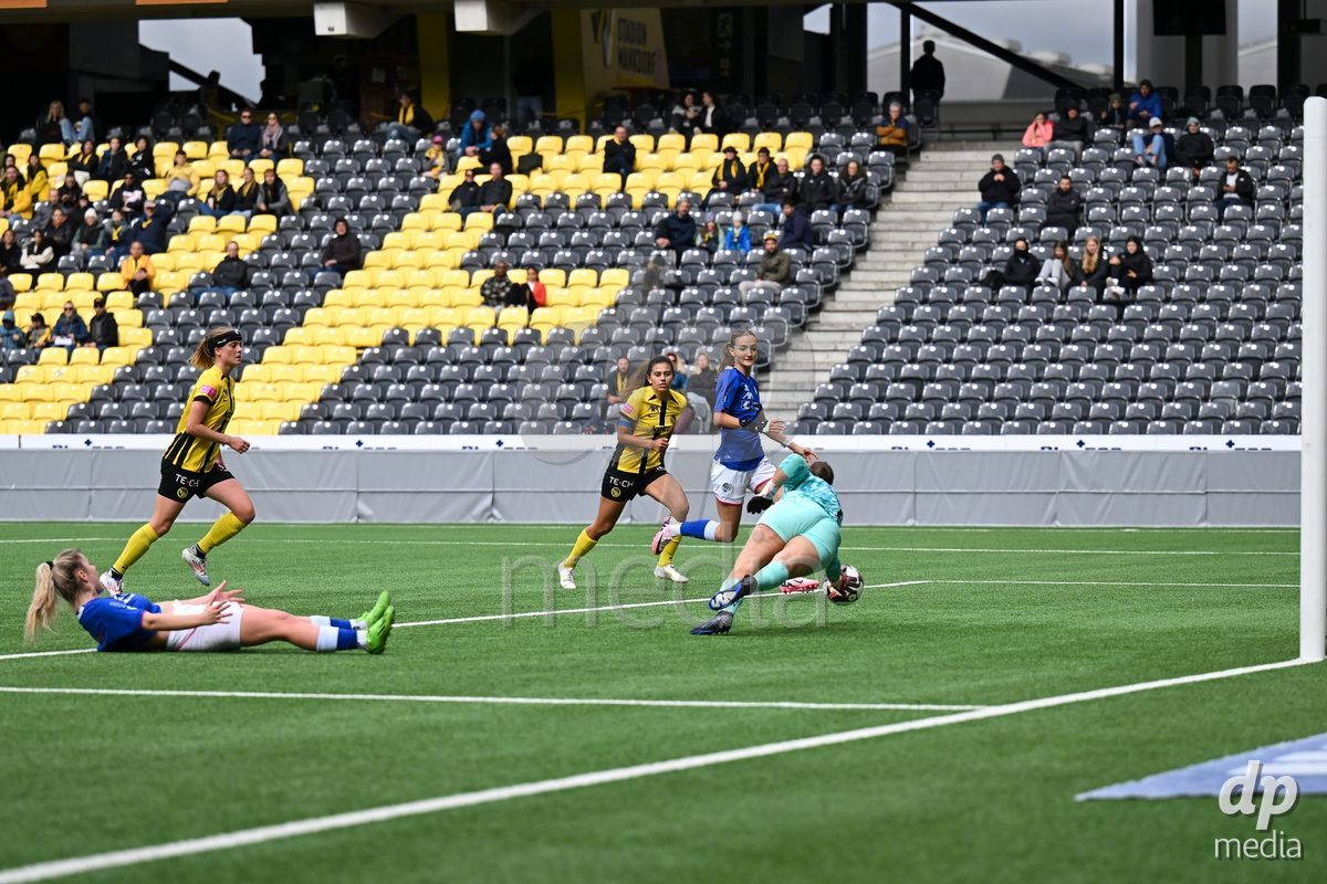 29/09/2024, Bern, Stadion Wankdorf, Women's Super League: BSC YB Frauen - FC Luzern, Nathalie Pellier (FC Luzern) scores a goal