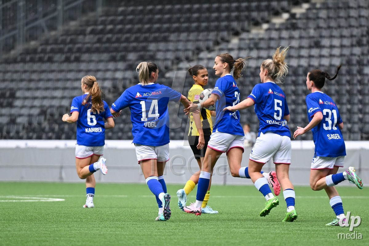 29/09/2024, Bern, Stadion Wankdorf, Women's Super League: BSC YB Frauen - FC Luzern, Players of FC Luzern celebrate a goal