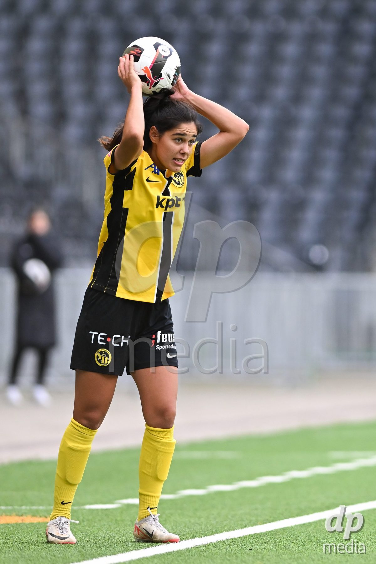 29/09/2024, Bern, Stadion Wankdorf, Women's Super League: BSC YB Frauen - FC Luzern,  #26 Laura Frey (BSC YB Frauen) throw in