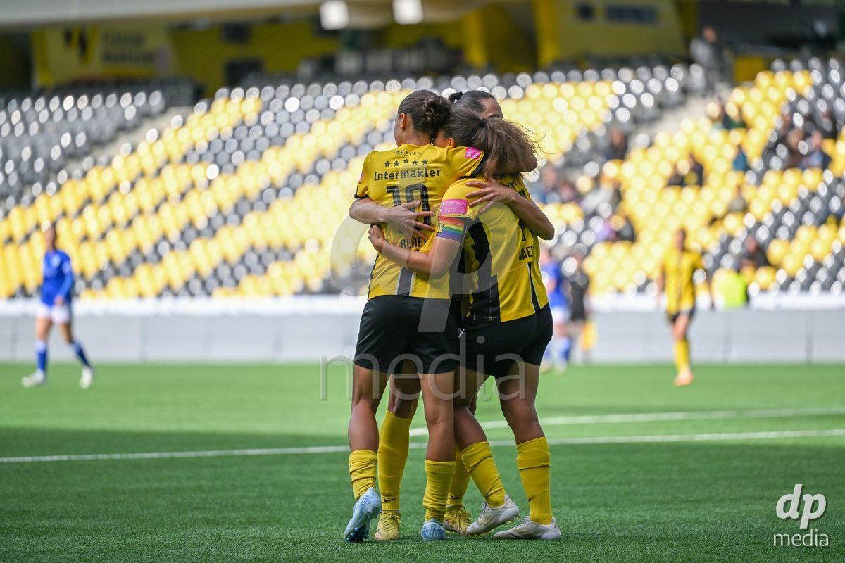 29/09/2024, Bern, Stadion Wankdorf, Women's Super League: BSC YB Frauen - FC Luzern, Iman Beney (YB) celebrates with her teammates another goal