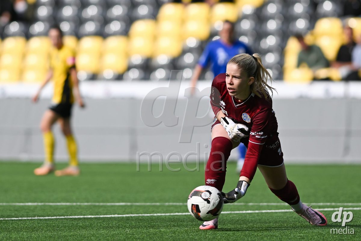 29/09/2024, Bern, Stadion Wankdorf, Women's Super League: BSC YB Frauen - FC Luzern,  goalkeeper Laura Schneider (FC Luzern) passes the ball