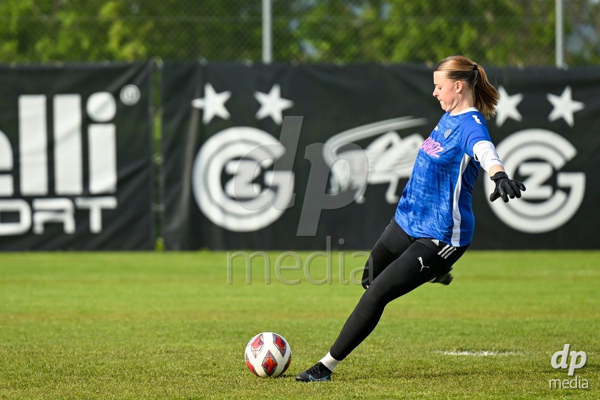 27.04.2024, Niederhasli, GC/Campus, Quarterfinals: Grasshopper Club Zürich - BSC YB Frauen,  goalkeeper Saskia Burki (Grasshopper Club Zurich) during warm up