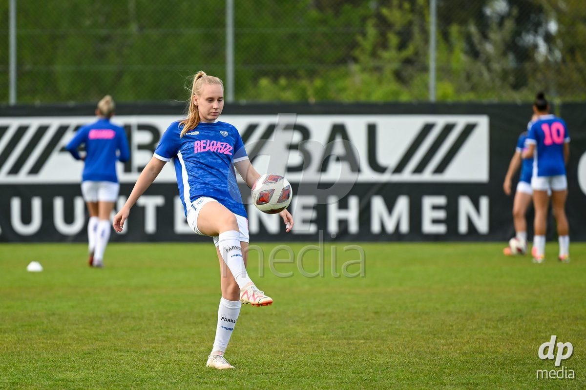 27.04.2024, Niederhasli, GC/Campus, Quarterfinals: Grasshopper Club Zürich - BSC YB Frauen, Players of GC during warm-up