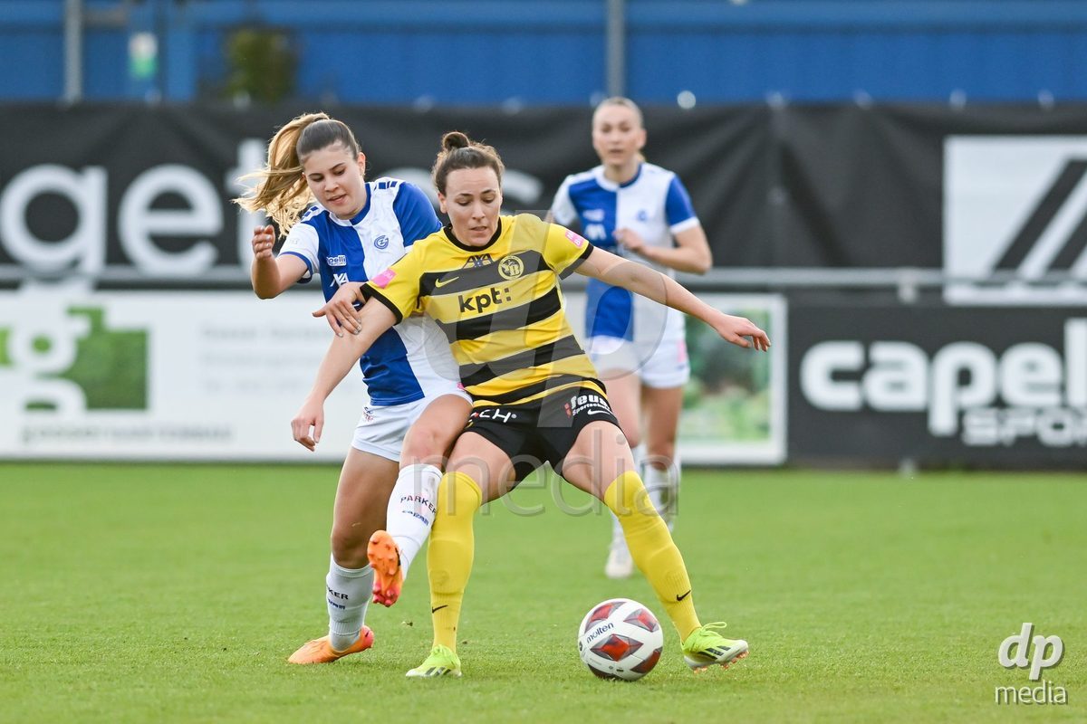 27.04.2024, Niederhasli, GC/Campus, Quarterfinals: Grasshopper Club Zürich - BSC YB Frauen, Battle for the ball