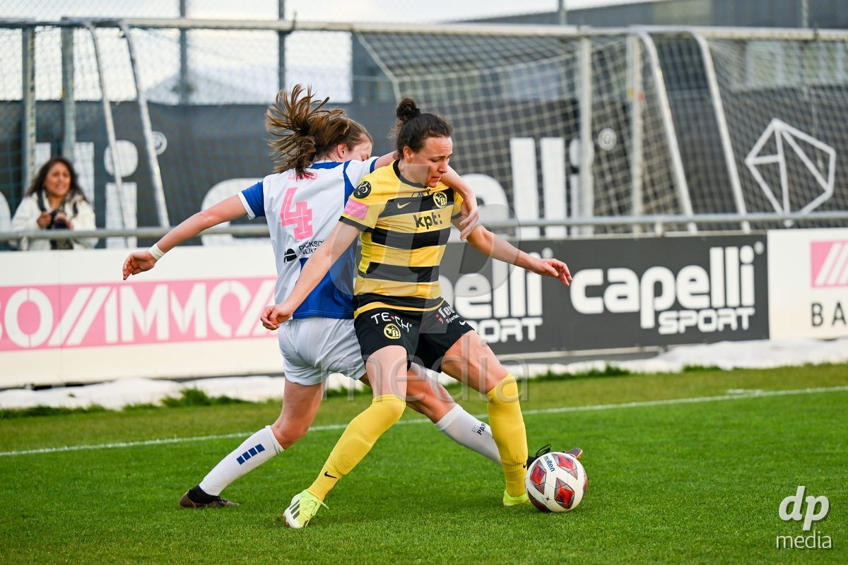 27.04.2024, Niederhasli, GC/Campus, Quarterfinals: Grasshopper Club Zürich - BSC YB Frauen,  #21 Ana Oliveira Leite (BSC YB Frauen) battles for the ball