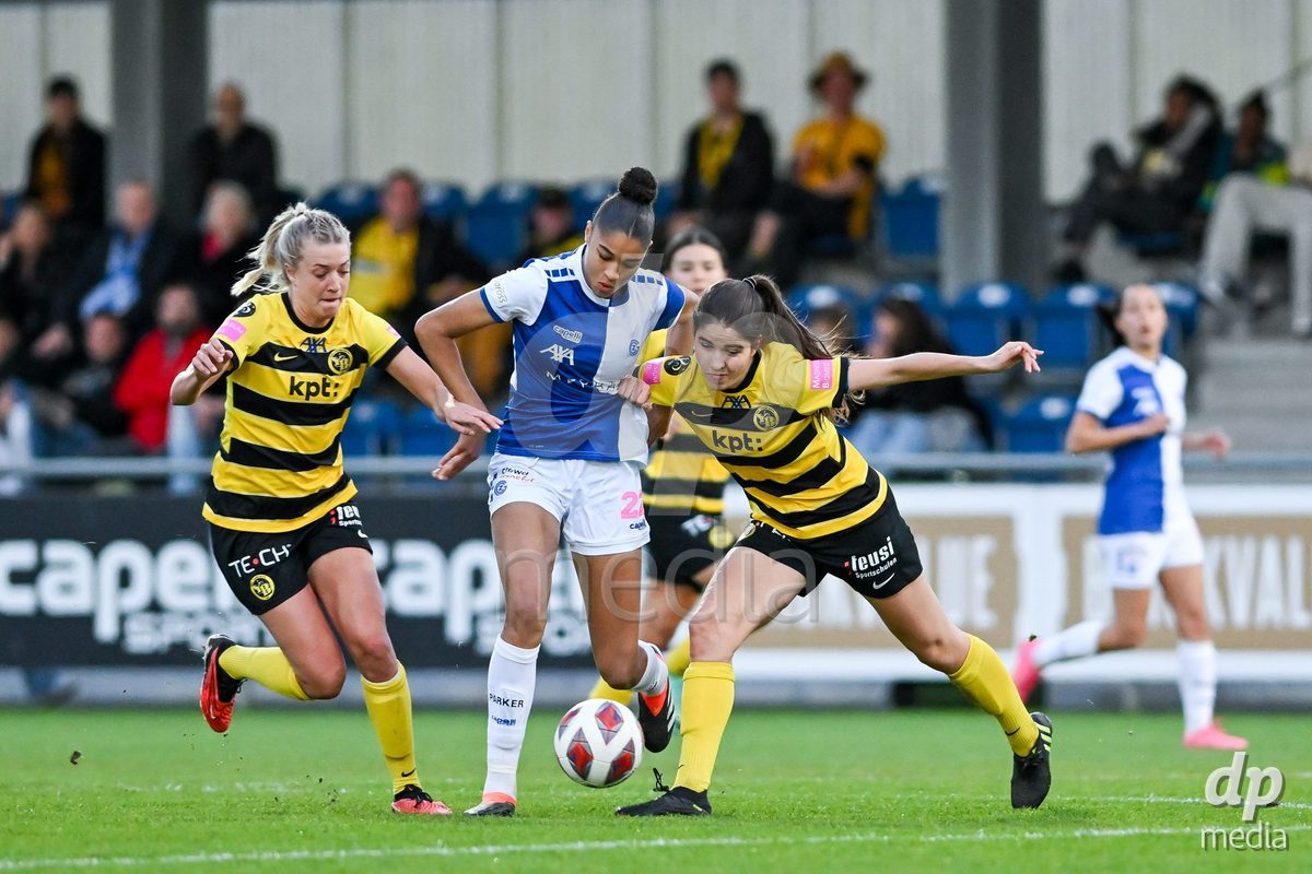 27.04.2024, Niederhasli, GC/Campus, Quarterfinals: Grasshopper Club Zürich - BSC YB Frauen, Battle for the ball