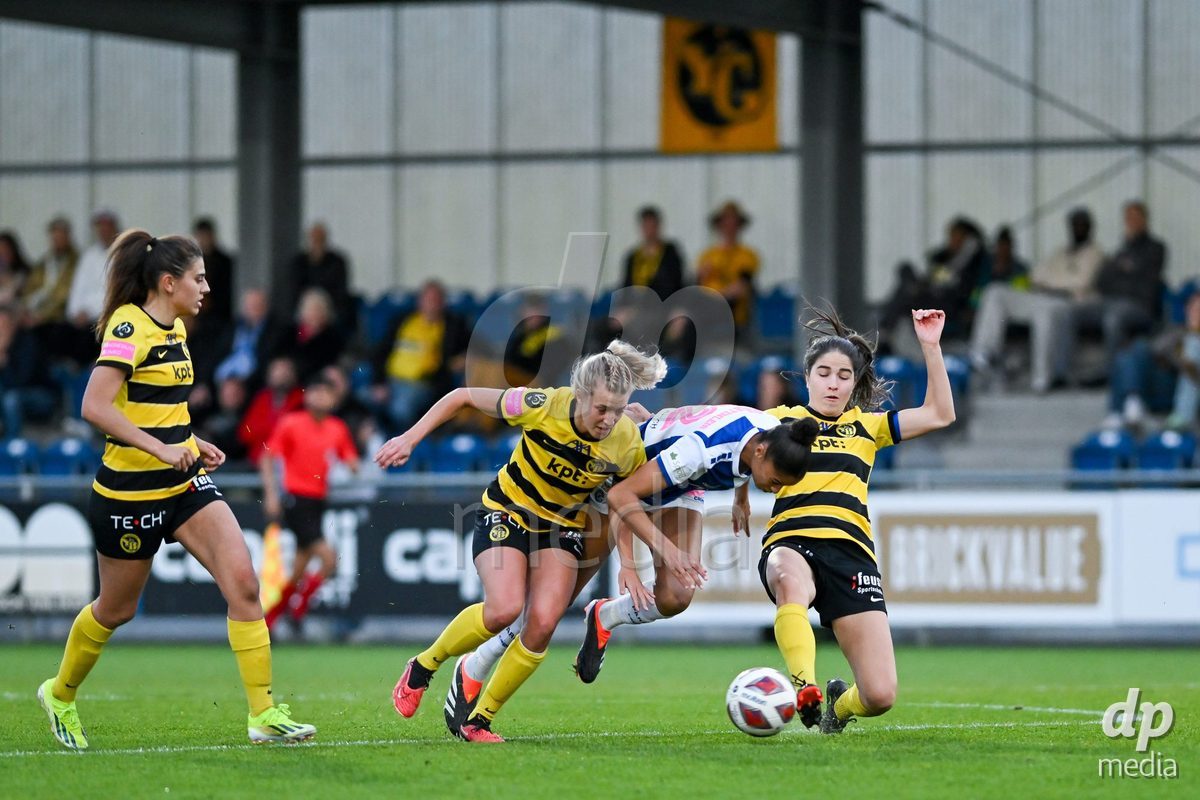 27.04.2024, Niederhasli, GC/Campus, Quarterfinals: Grasshopper Club Zürich - BSC YB Frauen, Battle for the ball