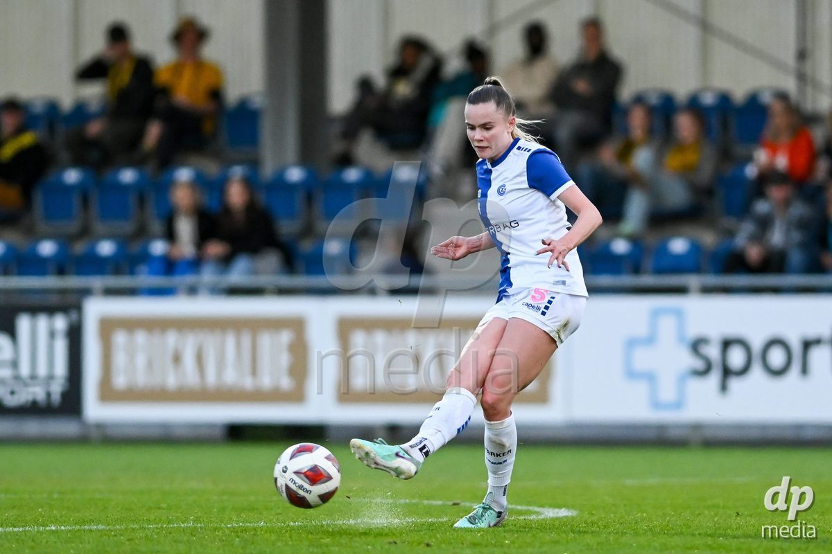 27.04.2024, Niederhasli, GC/Campus, Quarterfinals: Grasshopper Club Zürich - BSC YB Frauen, #5 Sabina Jackson (GC) passes the ball