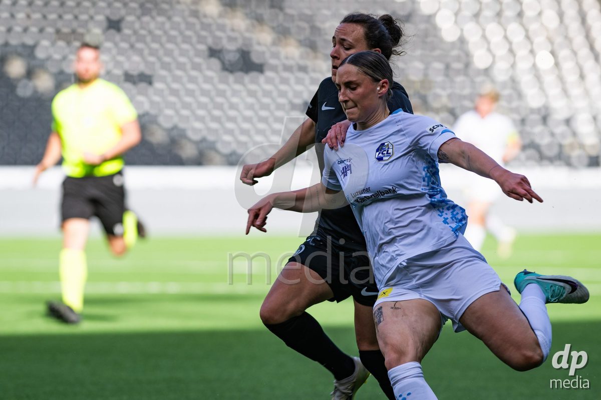 13.04.2024, Bern, Stadion Wankdorf, Women's Super League: BSC YB Frauen - FC Luzern,  #21 Ana Oliveira Leite (BSC YB Frauen, left) against #14 Debora Vogl (FC Luzern, right)