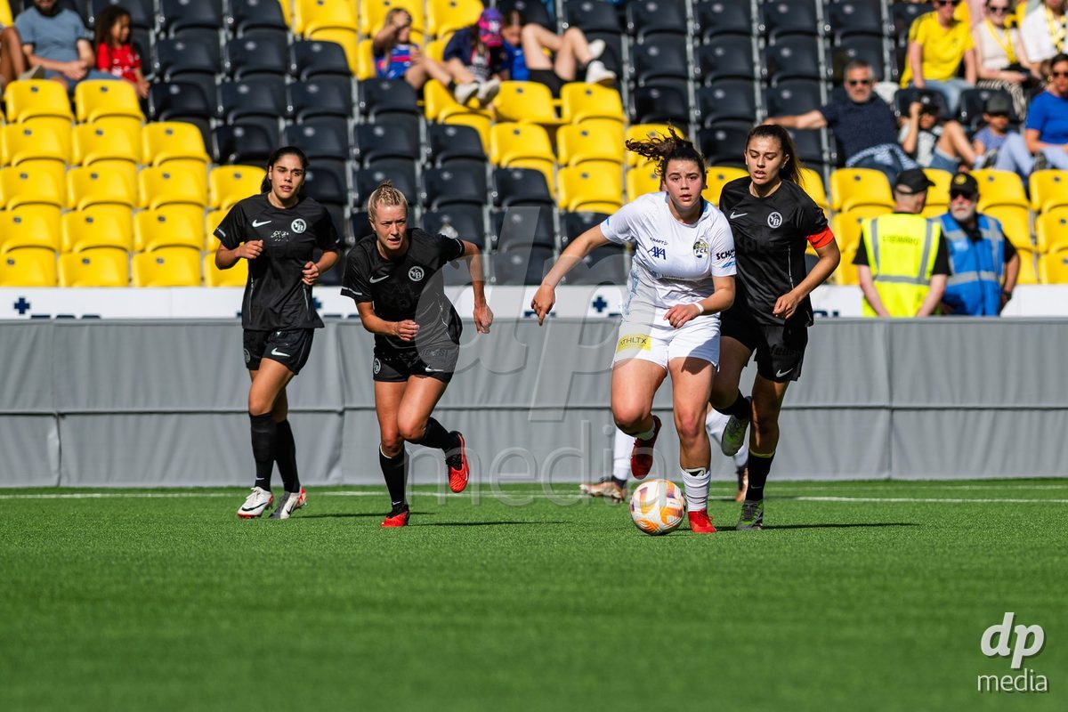 13.04.2024, Bern, Stadion Wankdorf, Women's Super League: BSC YB Frauen - FC Luzern,  #- Alyssa Keller (FC Luzern, center) against #11 Stephanie Waeber (BSC YB Frauen, right) and #12 Athena Kuehn (BSC YB Frauen, left)