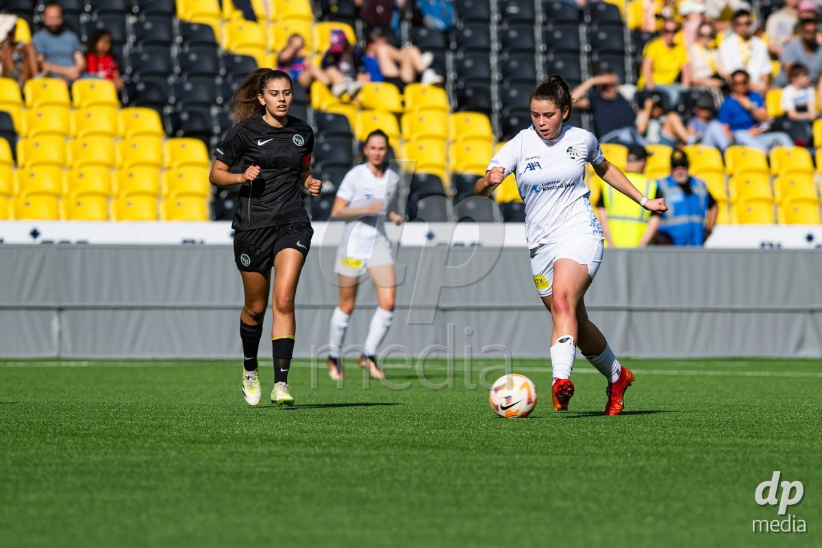 13.04.2024, Bern, Stadion Wankdorf, Women's Super League: BSC YB Frauen - FC Luzern,  #- Alyssa Keller (FC Luzern, right) against #11 Stephanie Waeber (BSC YB Frauen, left)