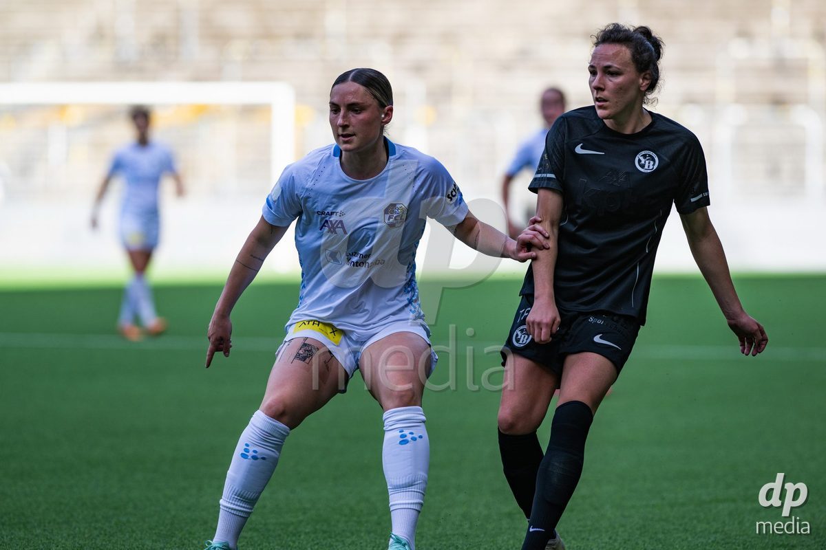 13.04.2024, Bern, Stadion Wankdorf, Women's Super League: BSC YB Frauen - FC Luzern,  #21 Ana Oliveira Leite (BSC YB Frauen, right) against #14 Debora Vogl (FC Luzern, left)