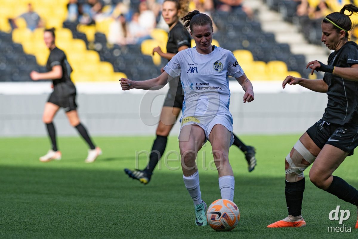 13.04.2024, Bern, Stadion Wankdorf, Women's Super League: BSC YB Frauen - FC Luzern,  #17 Chiara Messerli (BSC YB Frauen, right) against #- Michelle Sager (FC Luzern, left)