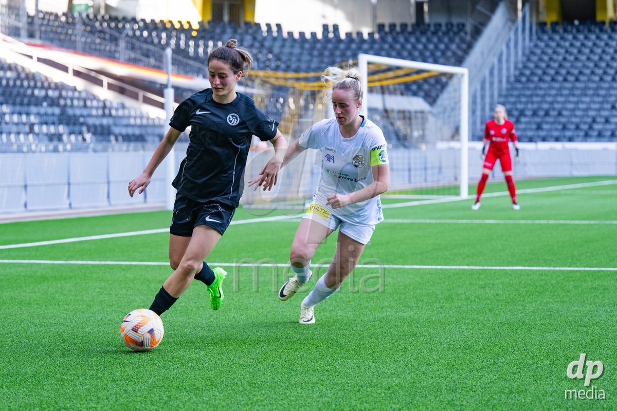 13.04.2024, Bern, Stadion Wankdorf, Women's Super League: BSC YB Frauen - FC Luzern,  #7 Caroline Krawczyk (BSC YB Frauen, left) against #16 Barbara Reger (FC Luzern, right)