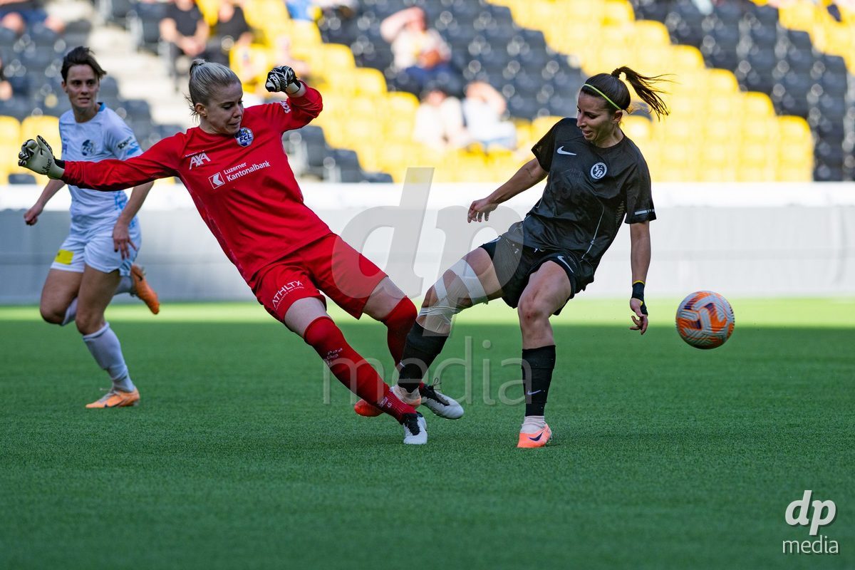 13.04.2024, Bern, Stadion Wankdorf, Women's Super League: BSC YB Frauen - FC Luzern,  goalkeeper Laura Schneider (FC Luzern, left) against #17 Chiara Messerli (BSC YB Frauen, right)