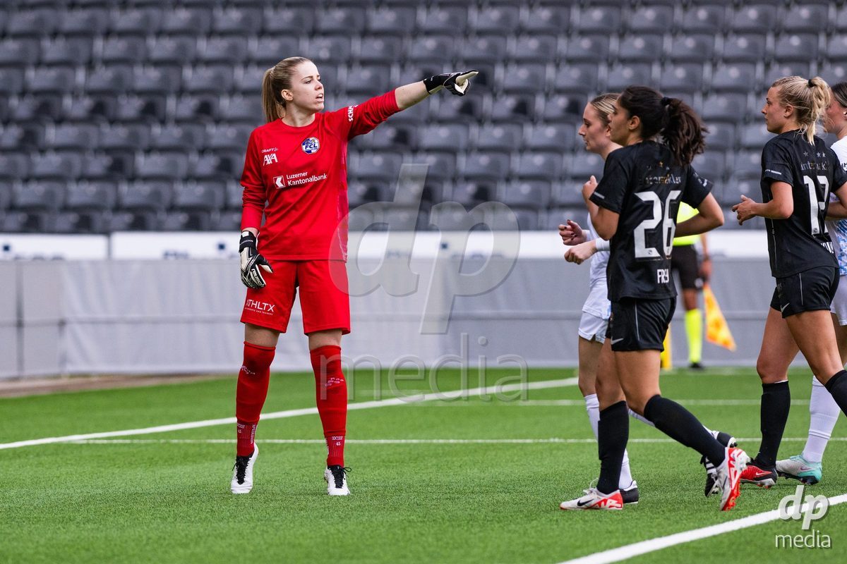 13.04.2024, Bern, Stadion Wankdorf, Women's Super League: BSC YB Frauen - FC Luzern,  goalkeeper Laura Schneider (FC Luzern, left), #10 Chantal Ruf (FC Luzern), #12 Athena Kuehn (BSC YB Frauen), #26 Laura Frey (BSC YB Frauen)